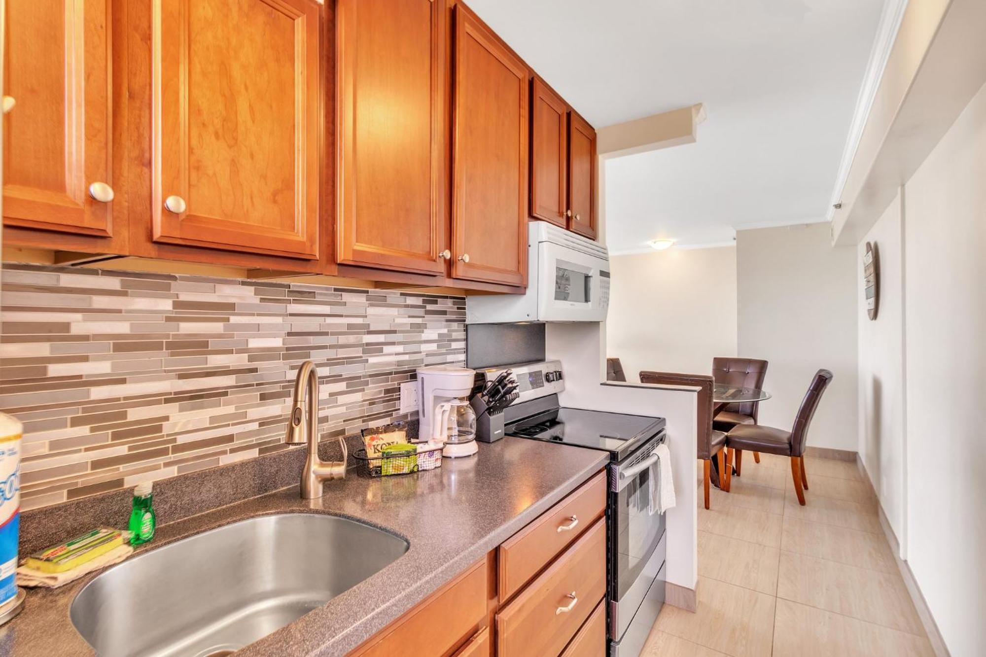 Watch The Whales From The Lanai With A Full Kitchen, Ocean Views And Free Parking Apartment *