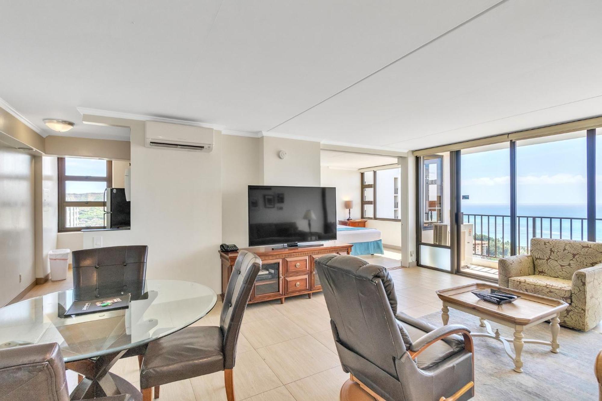 Watch The Whales From The Lanai With A Full Kitchen, Ocean Views And Free Parking Honolulu